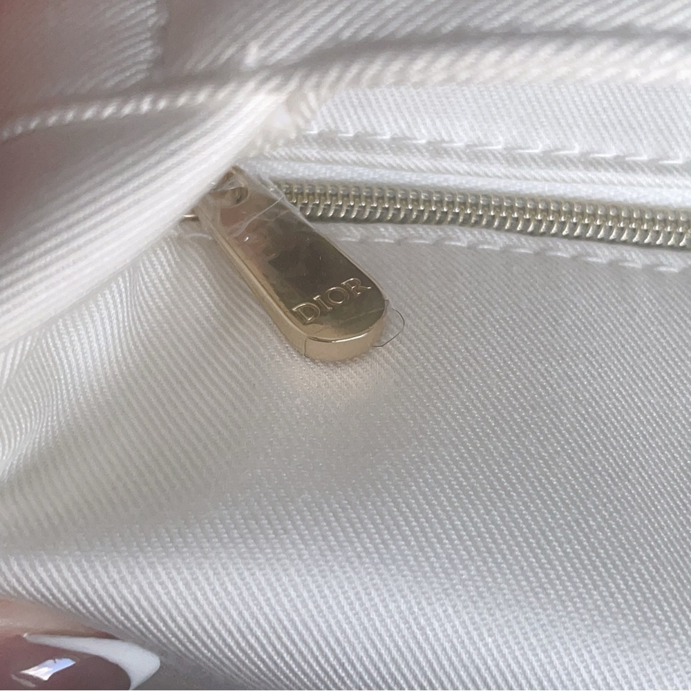 New! Dior White Cosmetic Bag - Picture 4 of 7